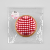 Игольница &laquo;Круг&raquo;, на деревянной подложке, d = 7 см, цвет красный/белый