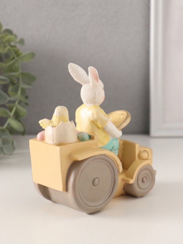 Сувенир полистоун "Заяц-тракторист с цыплёнком и яичками в кузове" 13х7,5х12 см
