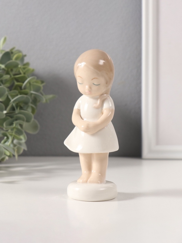 Сувенир керамика "Малышка скромница в белом платьице" 4х5х12 см