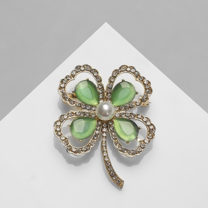 Брошь &laquo;Цветок&raquo; клевер с жемчугом, цвет бело-зелёный в золоте