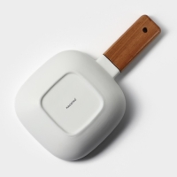 Блюдо фарфоровое для подачи с деревянной ручкой Magistro, 15&times;15 см, цвет белый