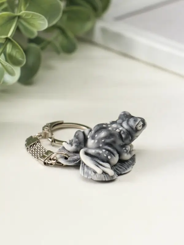 Брелок "Лягушка на листе маленькая" 2 см