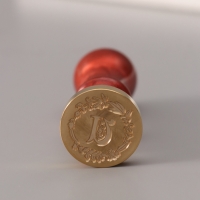 Печать для сургуча с пластиковой ручкой "Венок с буквой U" 2,5х2,5х6,3 см