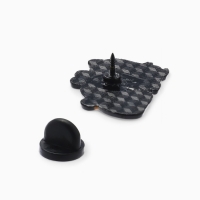 Значок &laquo;Капибара&raquo; с утёнком, оранжево-белый в чёрном металле