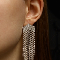 Серьги висячие со стразами &laquo;Водопад&raquo; мягкий ромб, цвет белый в серебре