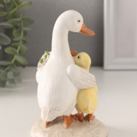 Сувенир полистоун "Утка с утёнком с букетами цветов" 8х8х13 см