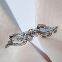 Зажим для кардигана &laquo;Волны&raquo;, цвет белый в серебре