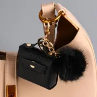 Брелок кожзам с карабином, с пушистиком "Сумочка" чёрный 5,8х2,4х5 см