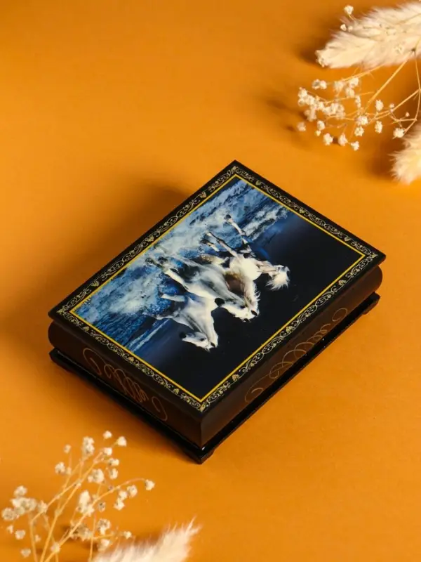 Шкатулка &laquo;Три коня&raquo;, 10&times;14 см, лаковая миниатюра