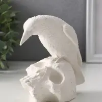 Фигура &laquo;Ворон на черепе&raquo;, 12&times;12&times;8 см, гипс