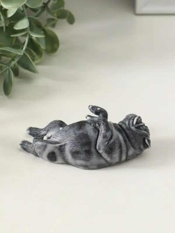 Сувенир "Бульдог лежит на спине" 3,5 см