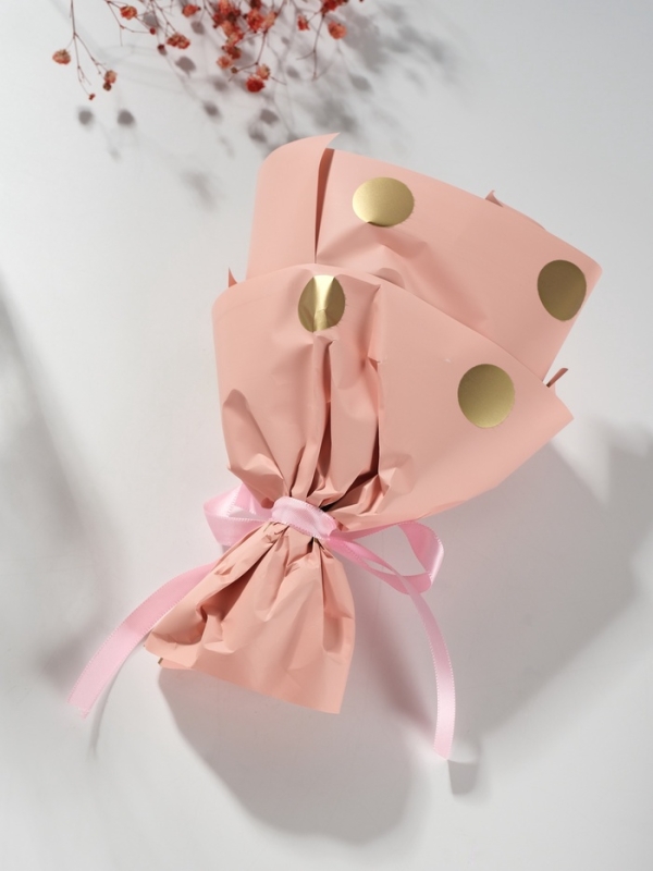 Букет из мыльных лепестков "Три розы и гвоздика" розовый 7,5х13,5х20 см