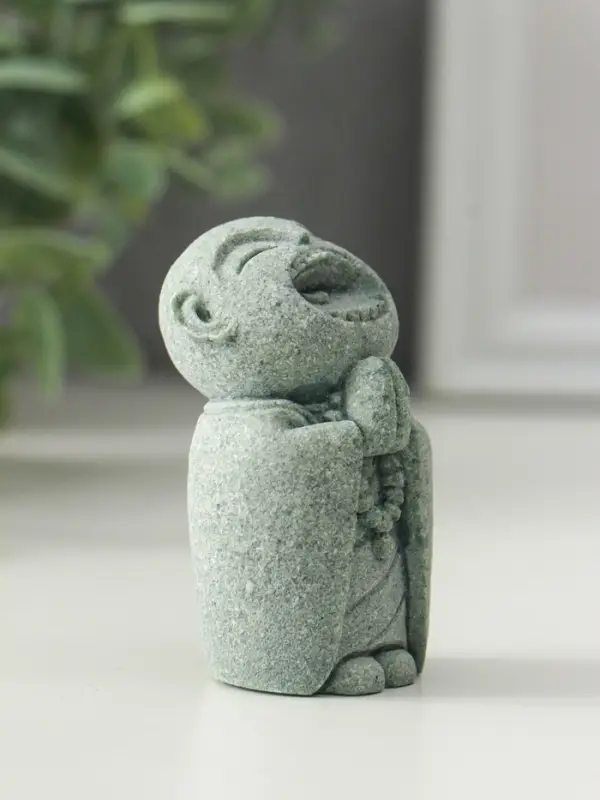 Подставка под благовония песчаник "Маленький монах Сян Дао" 3,5х3х5,5 см