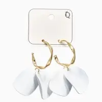 Серьги "Лепесточки на кольце", цвет белый в золоте