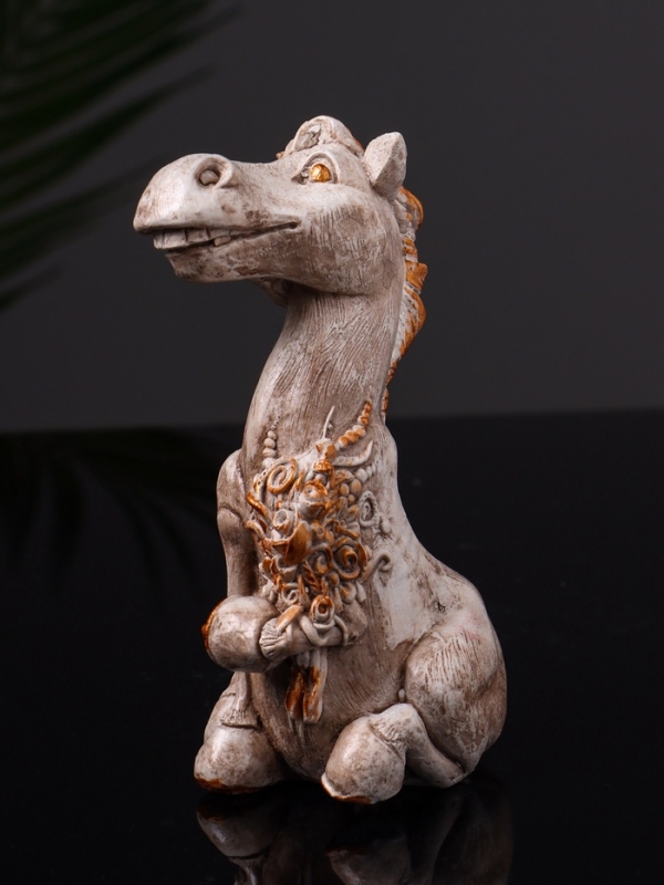 Статуэтка "Конь с букетом" 11см, цвет бежевый