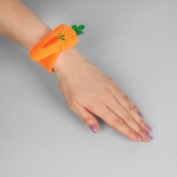 Игольница на браслете &laquo;Морковка&raquo;, 23 &times; 4,5 см, цвет оранжевый