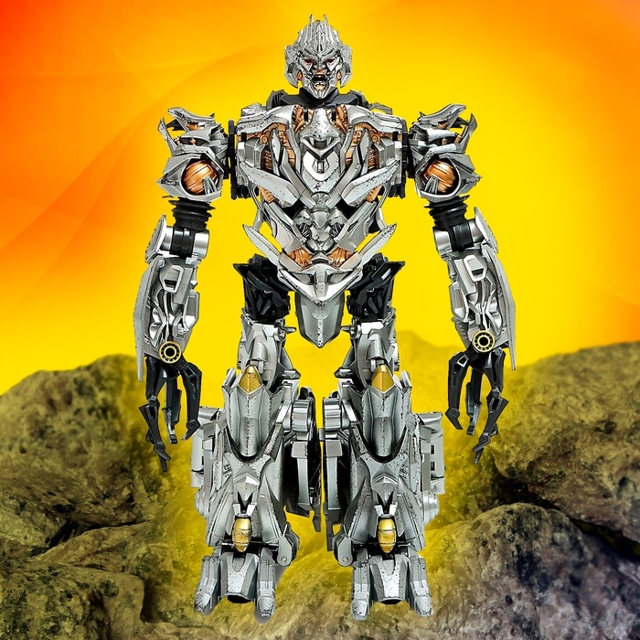 Робот &laquo;Истребитель&raquo;, трансформируется, с элементами из металла