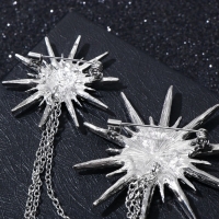 Брошь &laquo;Сияние&raquo; с цепочками, цвет белый в серебре
