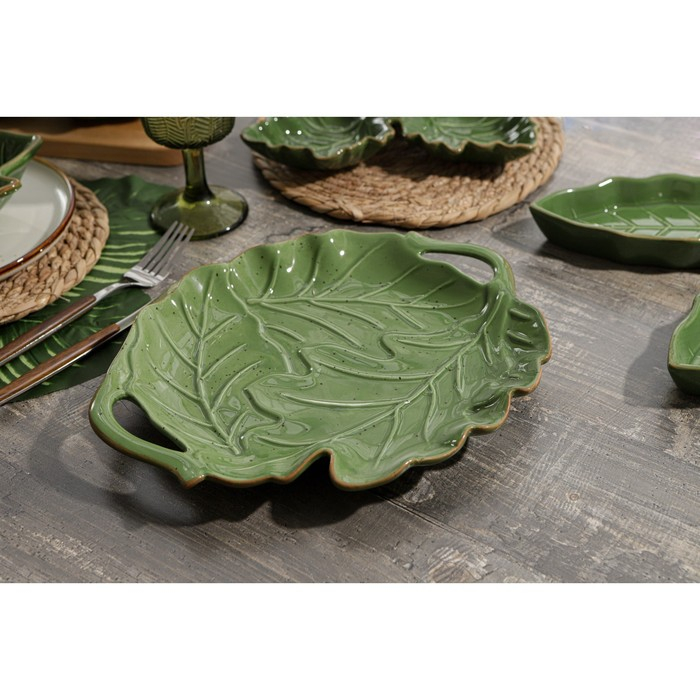 Блюдо сервировочное с ручками Доляна &laquo;Лист&raquo;, 29&times;3,3 см, цвет зелёный