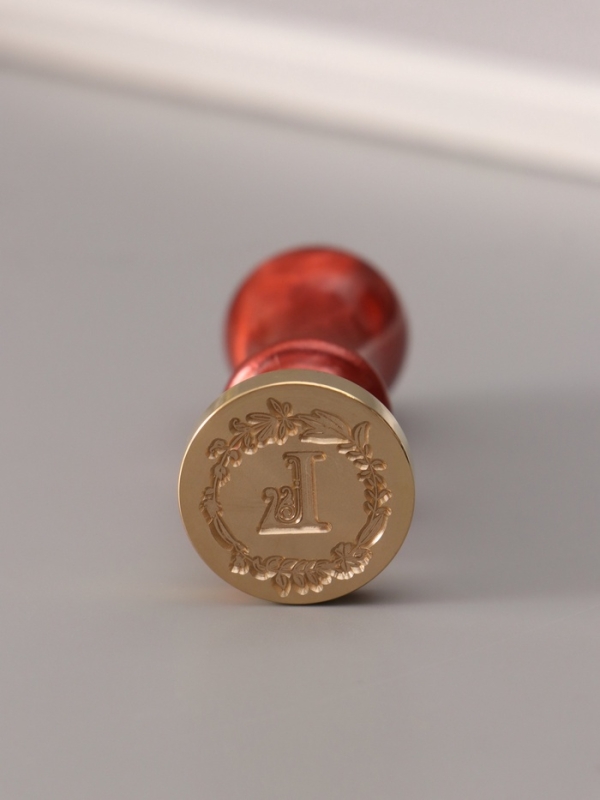 Печать для сургуча с пластиковой ручкой "Венок с буквой L" 2,5х2,5х6,3 см