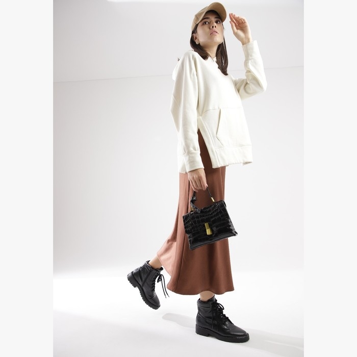 Сумка-мессенджер на клапане, длинный ремень, цвет чёрный