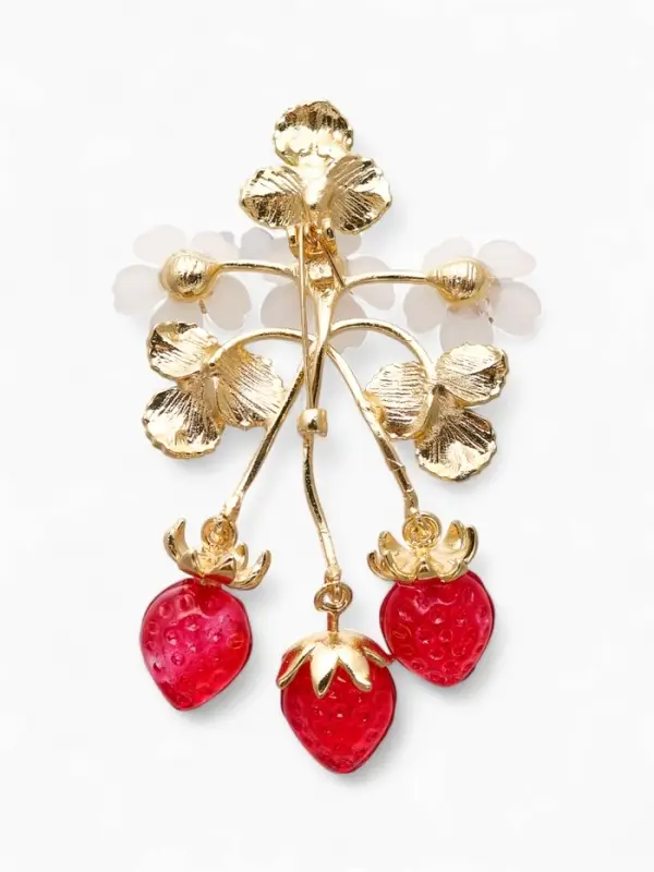 Брошь "Земляника" с цветочками, цветная в золоте