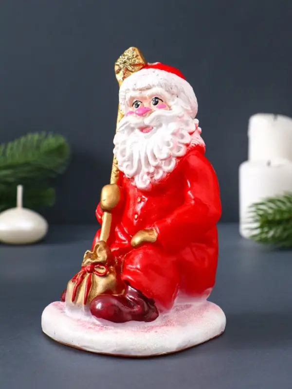 Свеча фигурная "Дед Мороз с мешком" 9х9,5х16 см