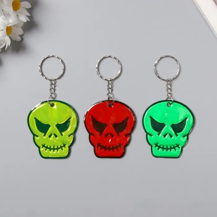Брелок пластик светоотражающий "Череп" МИКС 5,5х5 см