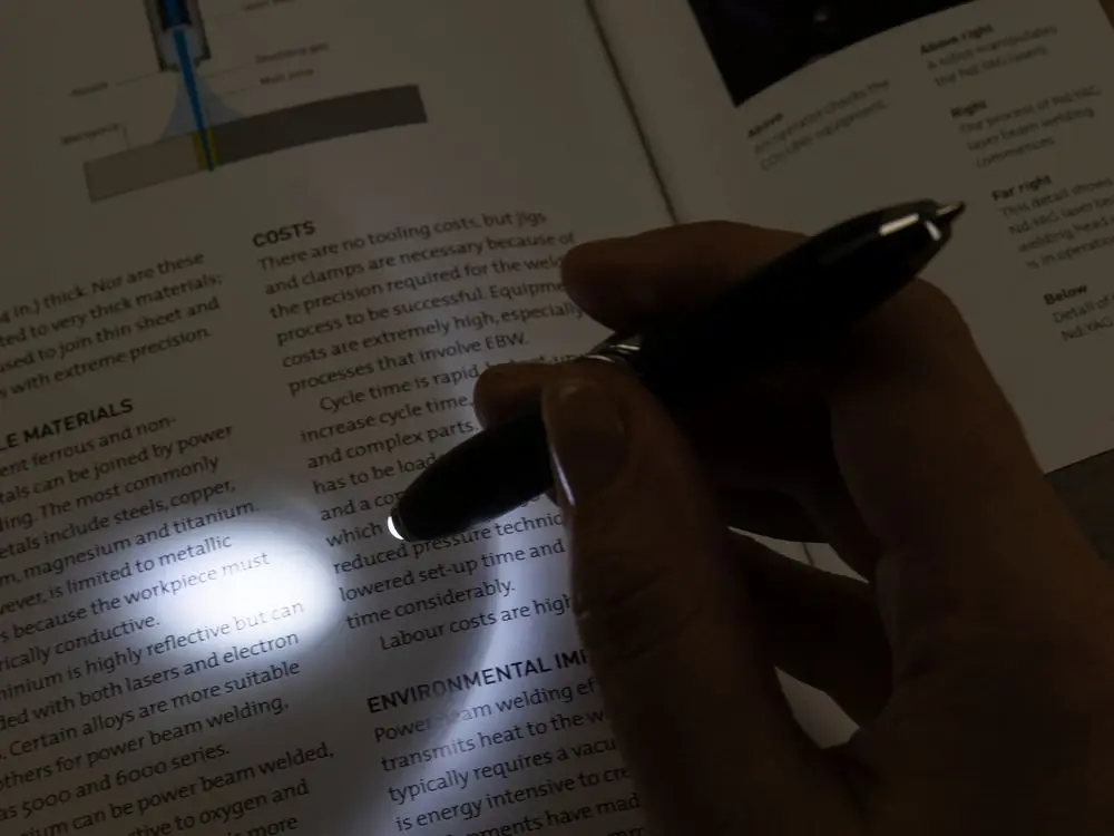 Ручка-спиннер Flipen с фонариком, черная