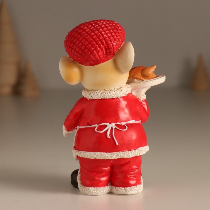 Сувенир полистоун "Мышонок в красном с белым фартуком, с праздничкой курицей" 7х5,5х11,5 см   103236