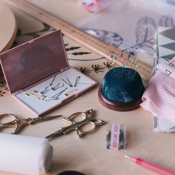 Игольница &laquo;Круг&raquo;, на деревянной подложке, d = 7 см, цвет МИКС