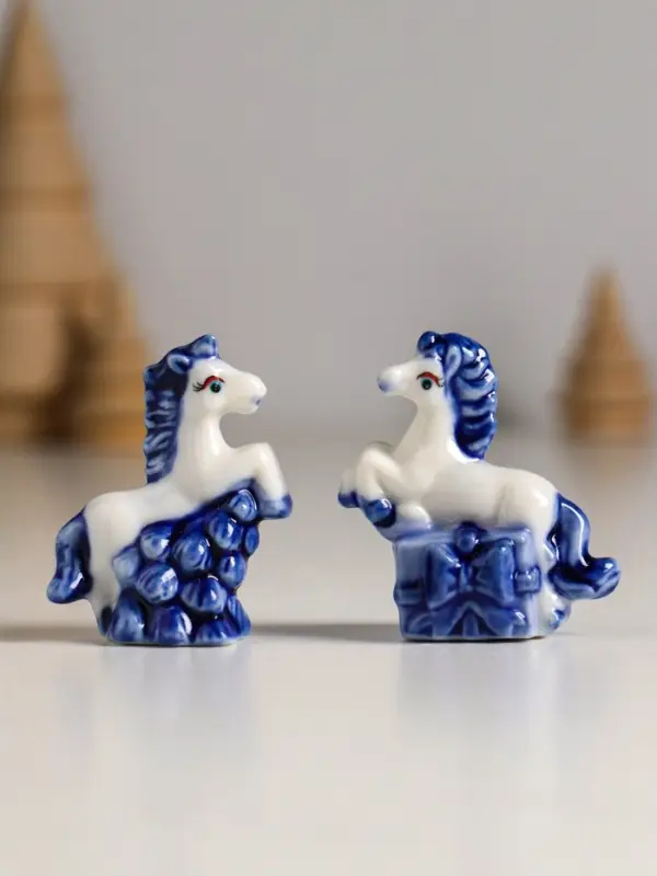 Сувенир керамика "Лошадка с подарком" бело-синий МИКС 4,1х2,6х4 см