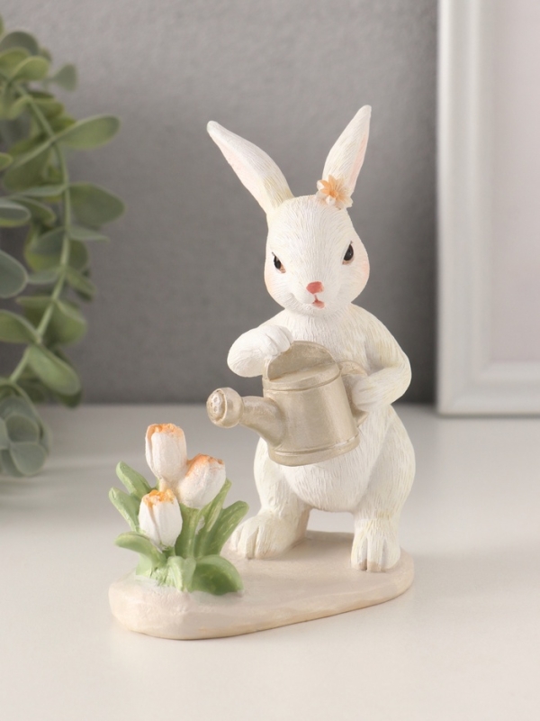 Сувенир полистоун "Зайка поливает тюльпаны из лейки" 10х5,5х12,5 см