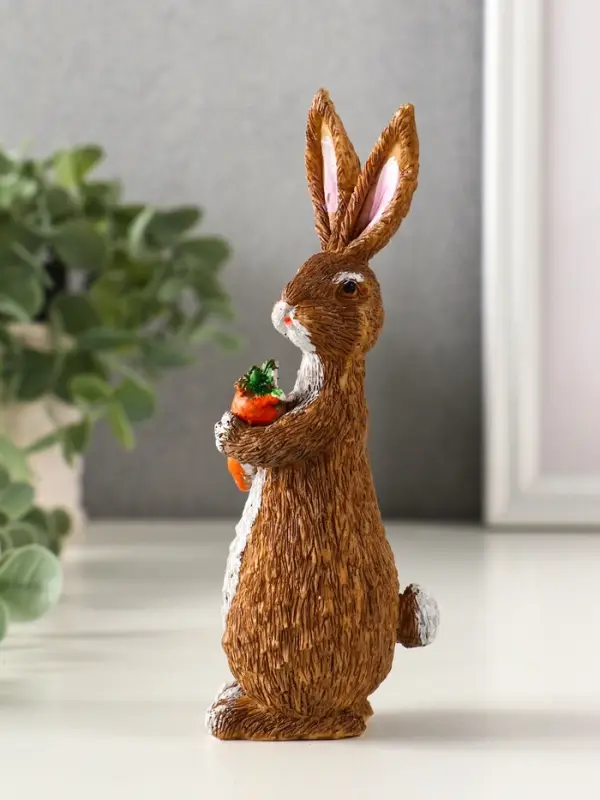Сувенир полистоун "Кролик с морковью" 4,7х5х15 см