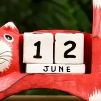 Календарь настольный "Кошка" дерево 13х4х10 см, цв. красный