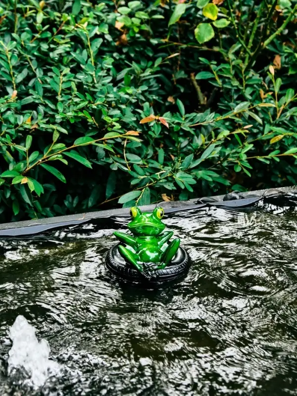 Садовая фигура 14 х 13 х 9,5 см "Лягушка в шине" Водоплавающая