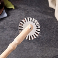 Нож для пиццы, 18 см, деревянная ручка