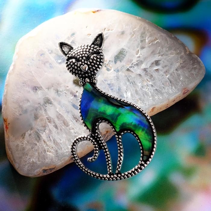 Брошь &laquo;Галиотис&raquo; кошка грациозная, цвет зелёный в чернёном серебре