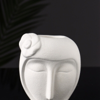 Фигурное кашпо "Девушка с цветком" 11х10 см