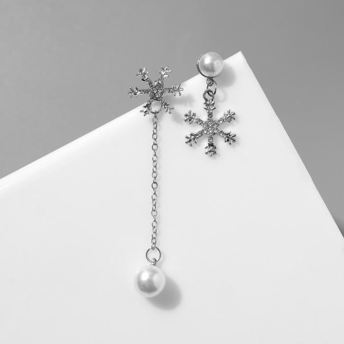Новый год! Серьги с жемчугом &laquo;Снежинки&raquo;, асимметрия, цвет белый в серебре