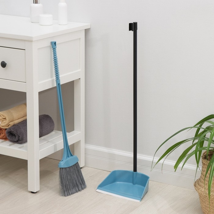 Веник с совком &laquo;Ленивка&raquo;, 19,5&times;25&times;90 см, цвет голубой