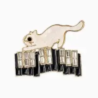 Брошь перламутровый "Котёнок" с пианино, цвет чёрно-белый в золоте