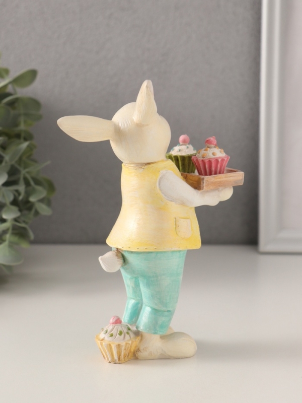 Сувенир полистоун "Нарядный кролик с кексами на подносе" 11х6х16 см