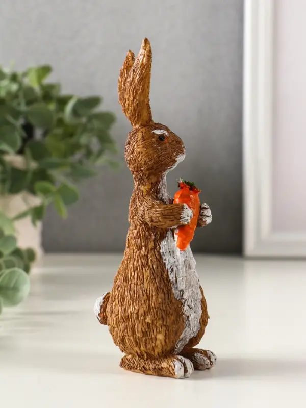 Сувенир полистоун "Кролик с морковью" 4,7х5х15 см