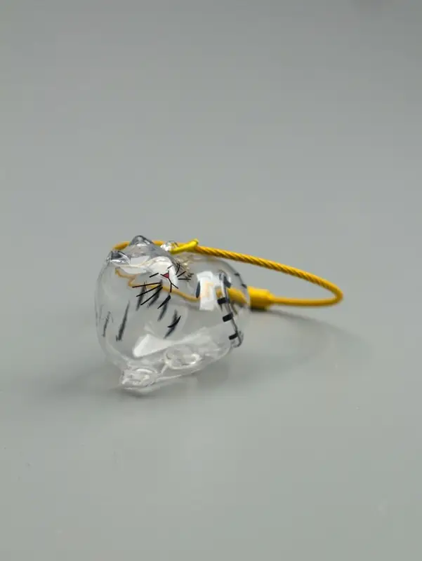 Брелок для шерсти кошачьей на тросе для ключей, рюкзака &laquo;Полосатый котик спит&raquo;, капсула с секретом, трос d=5.2 см 2.5&times;3.8&times;3 см