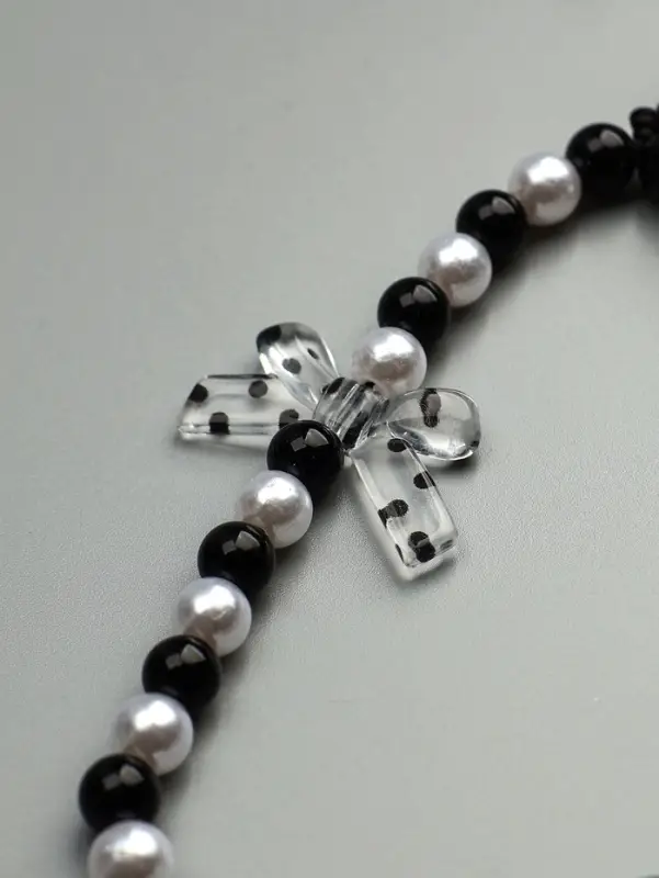 Брелок на карабине "Бант и сердце" черно-белый 14,5 см