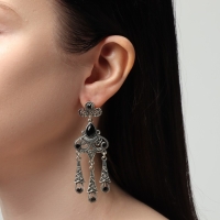 Серьги висячие со стразами &laquo;Винтаж&raquo; в узорах, цвет чёрный в чернёном серебре, 7,5 см