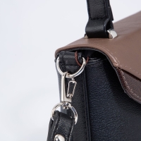 Сумка-мессенджер на клапане, цвет чёрный/коричневый