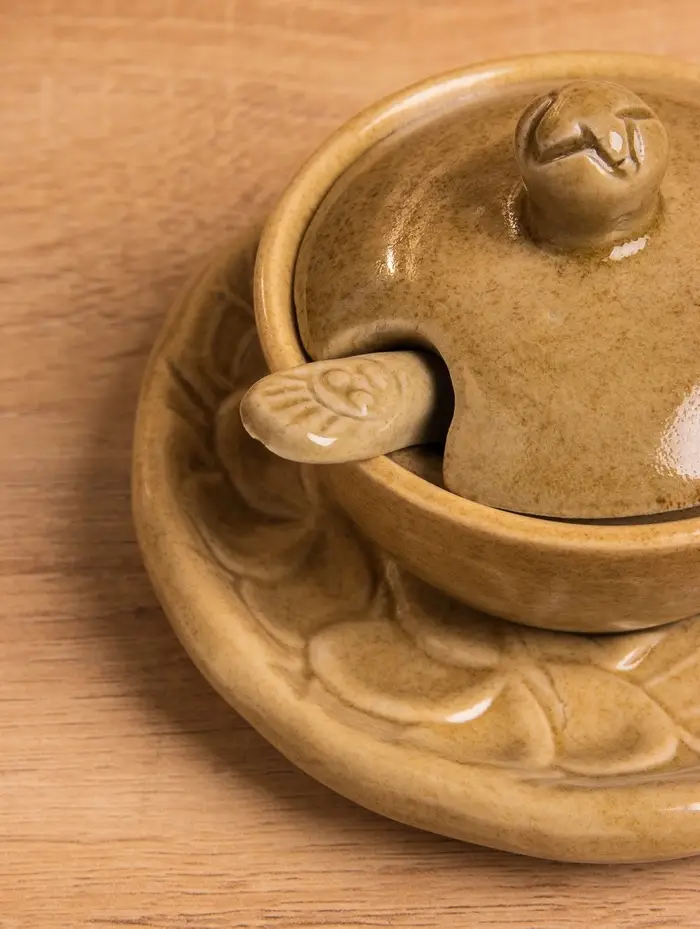 Соусник с крышкой на подставке "Флора" керамика, цв. бежевый, 11х11х7 см