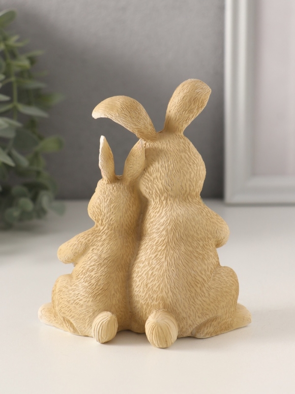 Сувенир полистоун "Зайчики с букетом незабудок и пасхальным яичком" 10,5х7х12 см